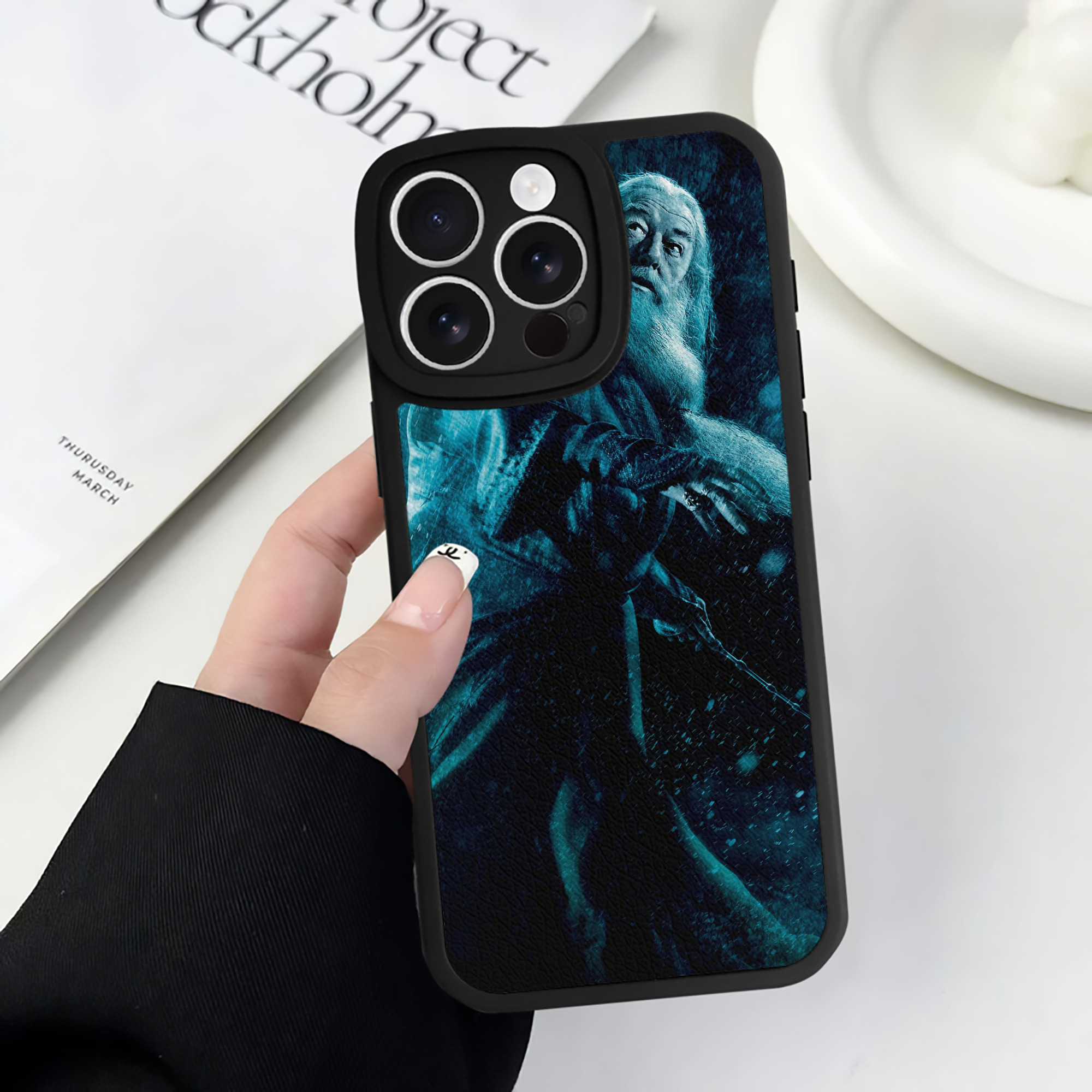 （画像用） Harry Potter ハリー・ポッターシリーズ 【iPhone 16シリーズ対応】シリコンスマホケース（レザー調） 材質：シリコン
